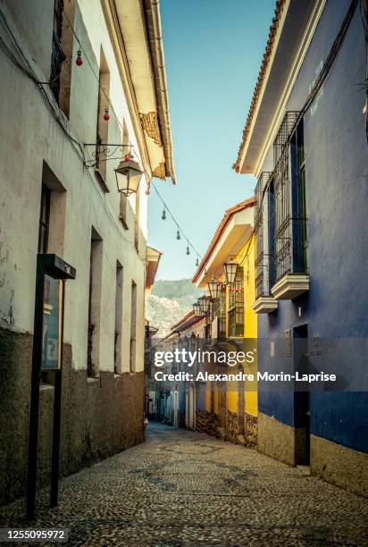 narrow, old, colonial and very touristy street in the city, known as jaen street in la paz / bolivia - bolivian andes - fotografias e filmes do acervo