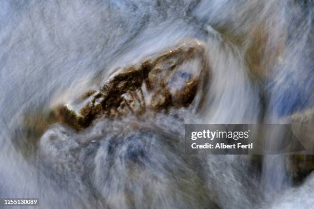 das fließen des wassers - fließen fotografías e imágenes de stock