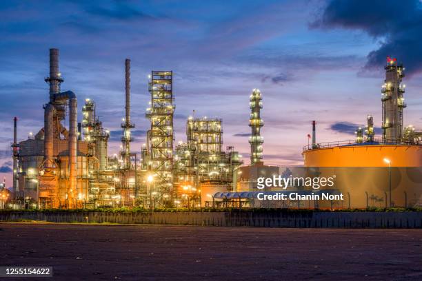 oil refinery, chemical & petrochemical plant - vanishing spray imagens e fotografias de stock