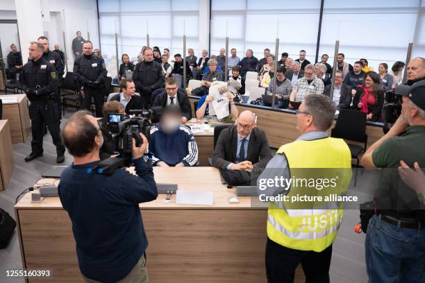 May 2023, Saxony, Dresden: The defendants in the trial of the jewel theft from the Green Vault sit in their seats next to their lawyers as the trial...