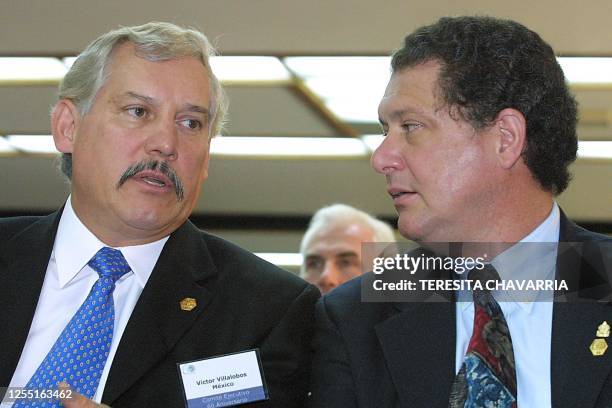 Mexican Agricultural Minister, Victor Villalobos , speaks with his counterpart from Honduras, Mariano Jimenez , 04 October 2002, during the 60th...