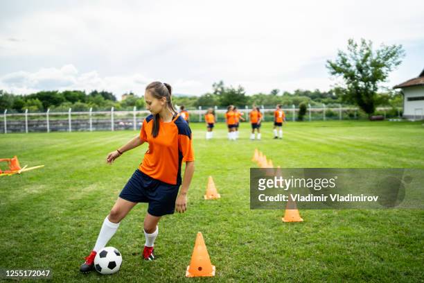 female soccer player practicing - rematar à baliza imagens e fotografias de stock