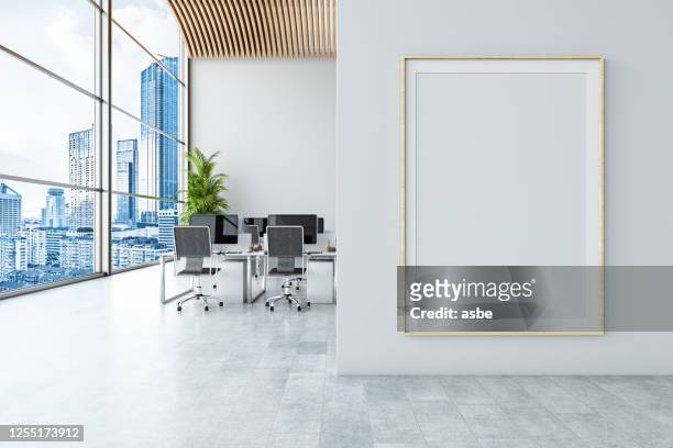 oficina con billboard vacío - póster fotografías e imágenes de stock