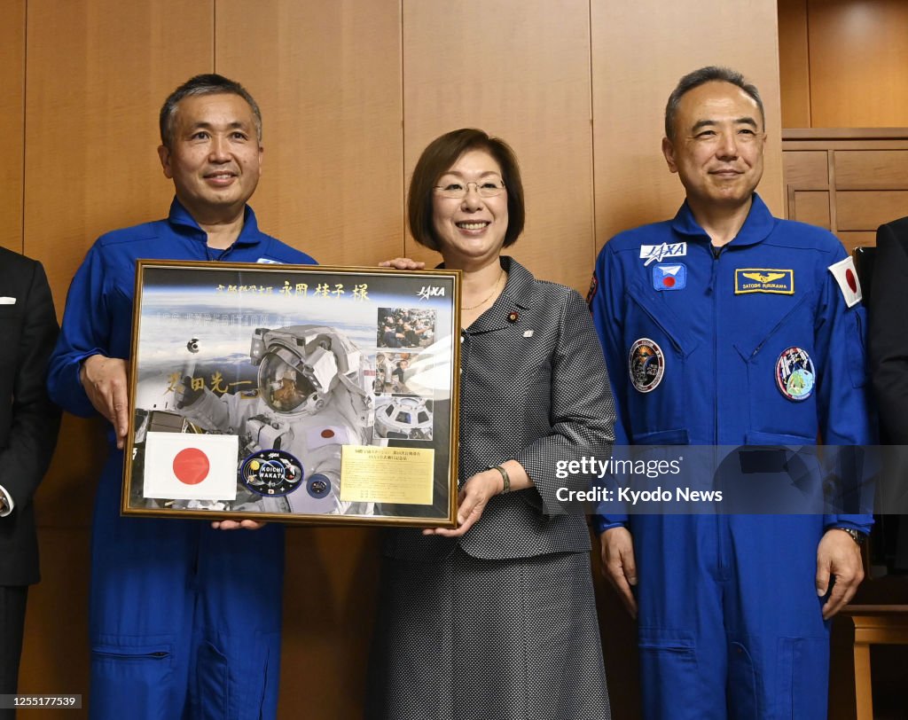 Japanese astronauts Satoshi Furukawa and Koichi Wakata pose for a