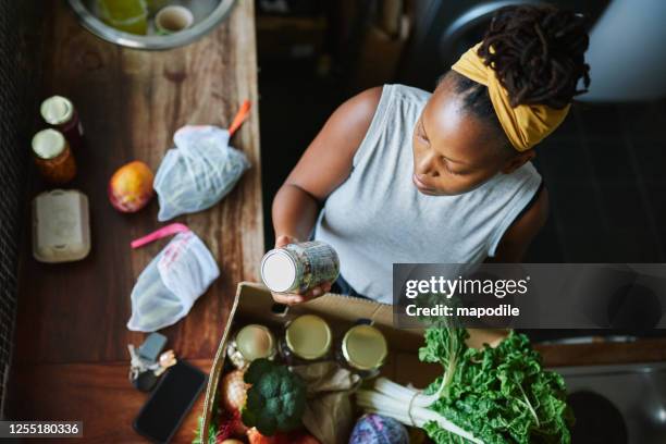 boodschappen doen moeder natuur zou trots zijn op - homegrown produce stockfoto's en -beelden