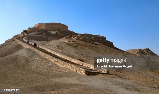 long stairs up mysterious desert tower of silence, yazd, iran - zoroastrianism photos et images de collection