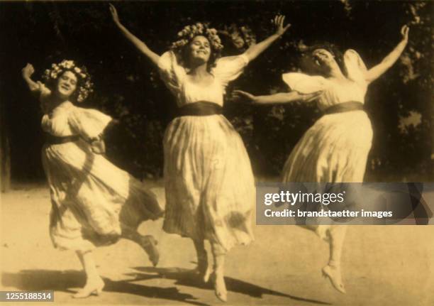 The dancer Grete Wiesenthal with her sisters Elsa Wiesenthal and Berta Wiesenthal in Lanner-Schubert-waltz. 1908. Photograph by Rudolf Jobst / Vienna.