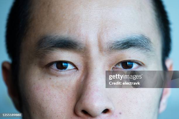 retrato de primer plano del hombre adulto medio - anxious looking to camera fotografías e imágenes de stock
