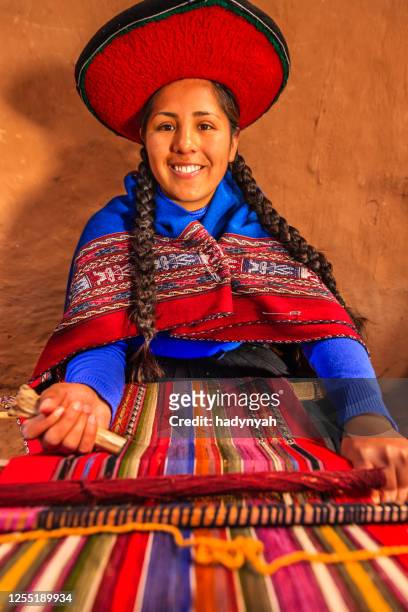 tissage de femme péruvienne, la vallée sacrée, chinchero - femme perou photos et images de collection