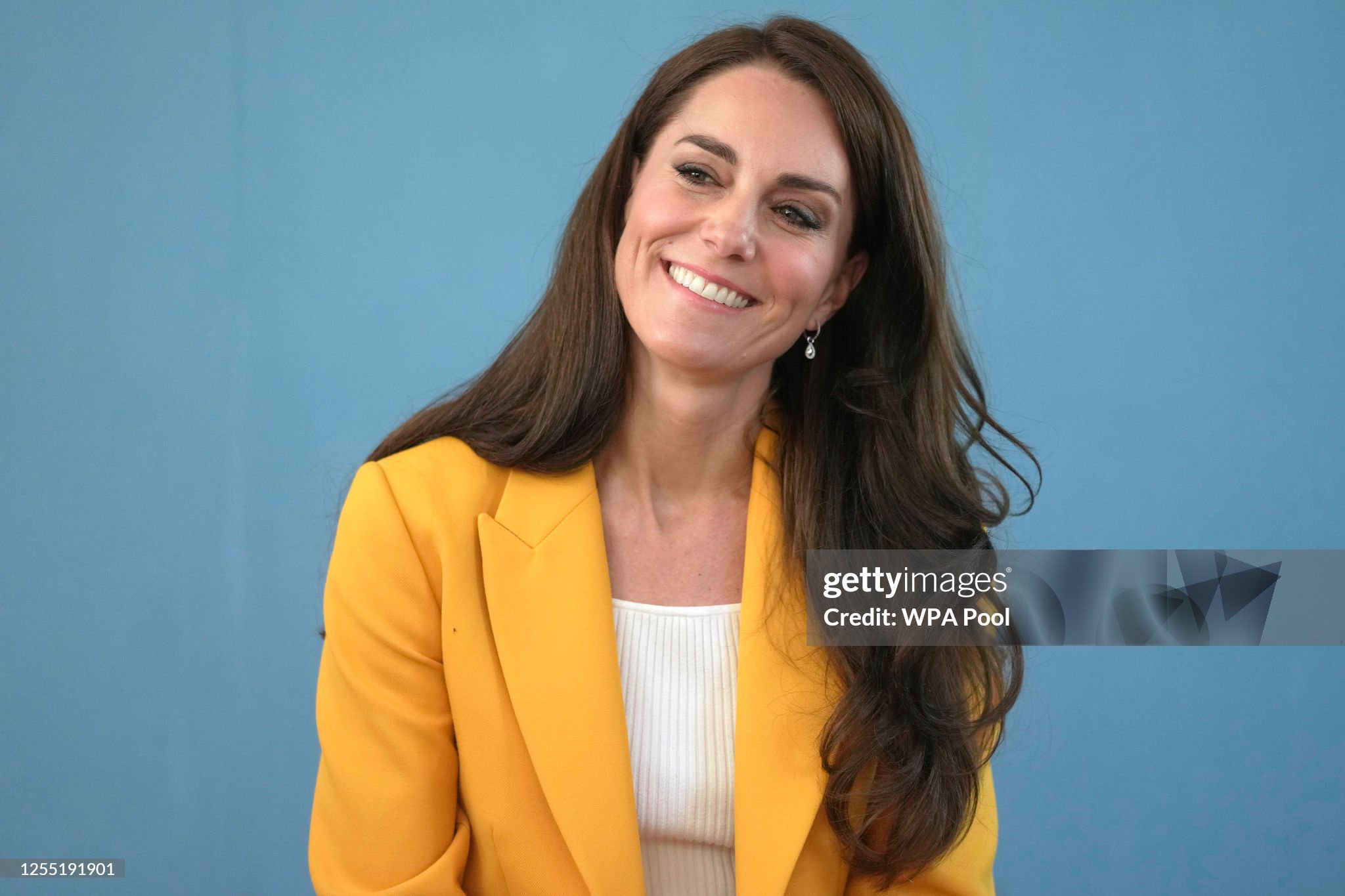 catherine-princess-of-wales-smiles-as-she-visits-the-dame-kelly-holmes-trust-on-may-16-2023-in.jpg
