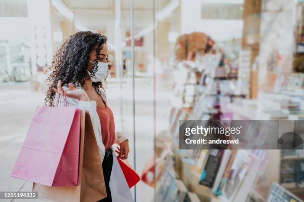 donna in centro commerciale con shopping borse - centro commerciale foto e immagini stock