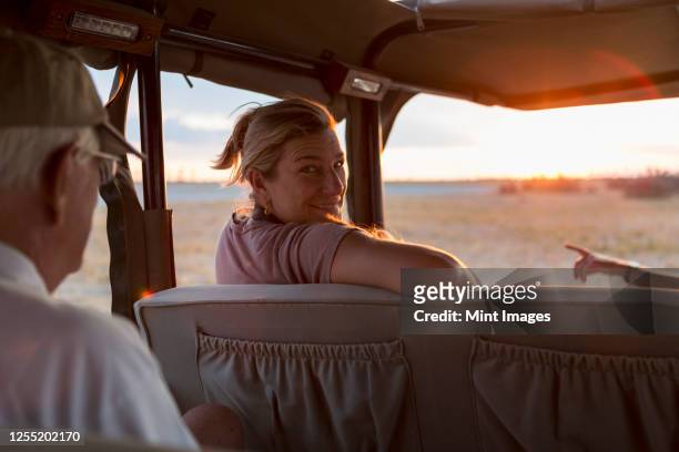 family in safari vehicle, kalahari desert, makgadikgadi salt pans, botswana - kalahari desert 個照片及圖片檔
