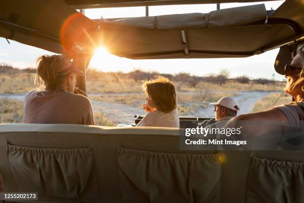 family in safari vehicle, kalahari desert, makgadikgadi salt pans, botswana - kalahari stock-fotos und bilder