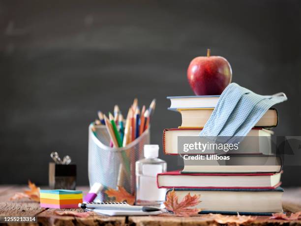 terug naar school met gezichtsmasker - achtergrond krijtbord blauw stockfoto's en -beelden