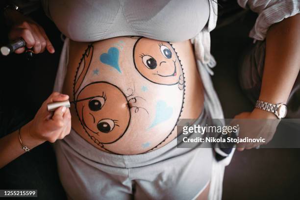 pancia donna incinta da vicino - human abdomen foto e immagini stock