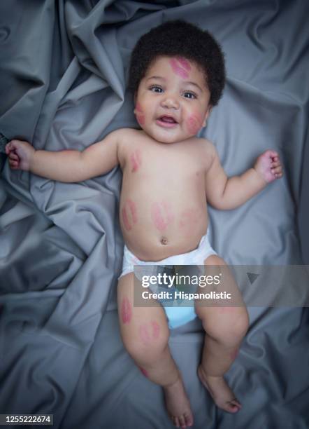 süße afrikanische amerikanische baby mit lippenstift küsse über seinen ganzen körper - good night kiss stock-fotos und bilder