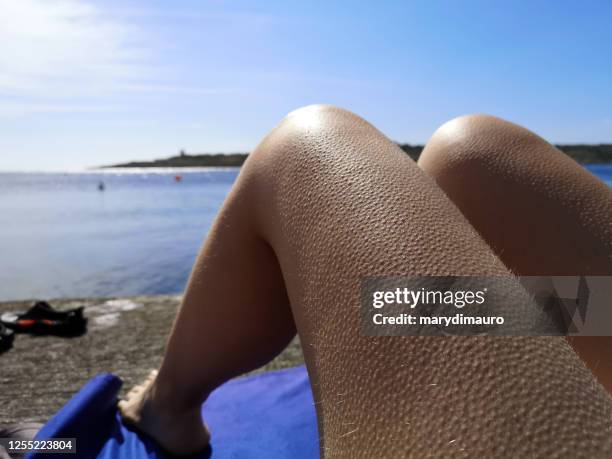 close-up of goose bumps on a woman's legs, bugibba, malta - gänsehaut frau stock-fotos und bilder