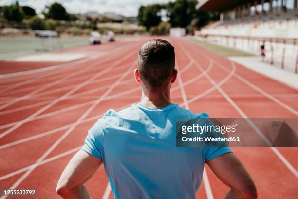 male athlete on tartan track - track and field stadium 個照片及圖片檔