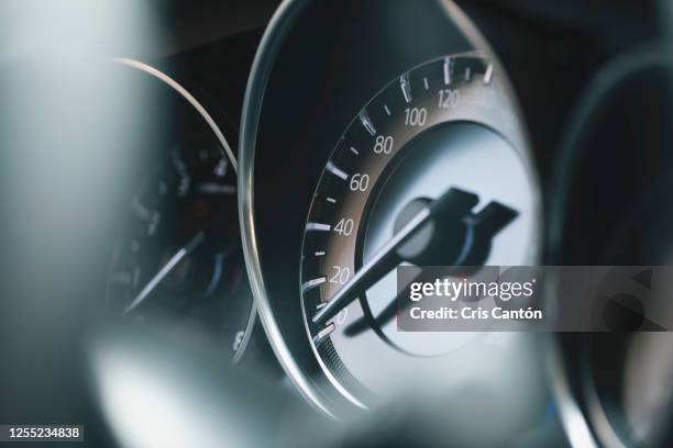spedometer detail - tachimetro foto e immagini stock