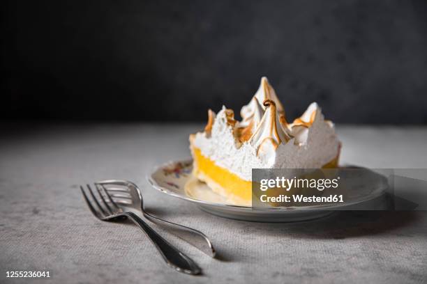 slice of lemon meringue pie - maräng bildbanksfoton och bilder