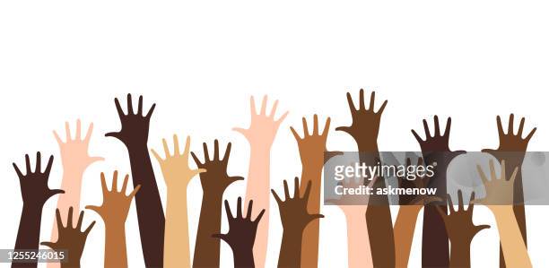 ilustraciones, imágenes clip art, dibujos animados e iconos de stock de diversas manos levantadas - alzar la mano