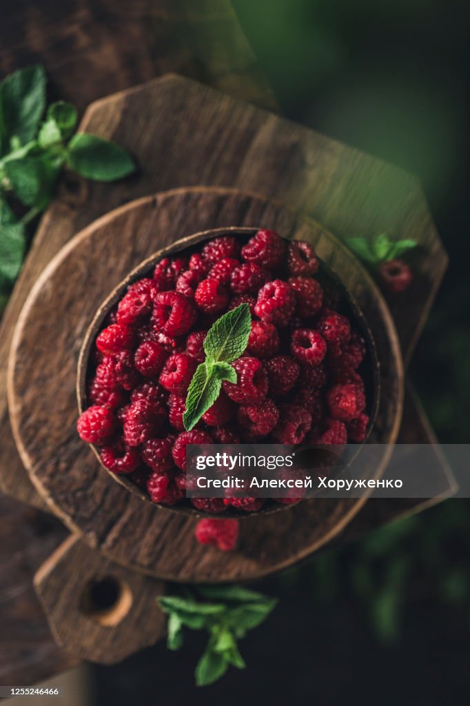 Biza Raspberry Mint Fresh Raspberries And Mint In A Wooden Bowl On A Dark Board Table High ...