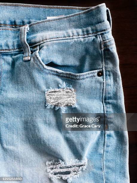 torn blue jeans - ripped jeans stockfoto's en -beelden