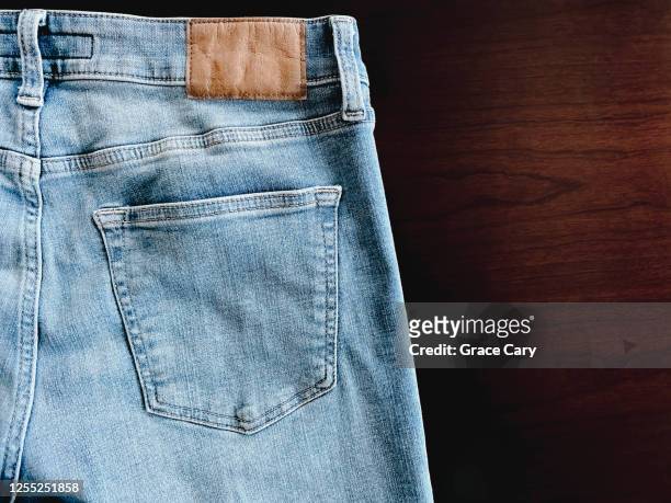 pocket detail on blue jeans - jeans poche photos et images de collection