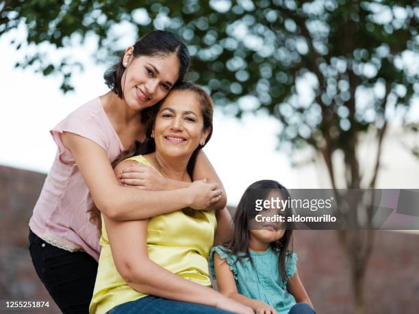 三代女性家庭對著鏡頭微笑 - cute mexican girl 個照片及圖片檔