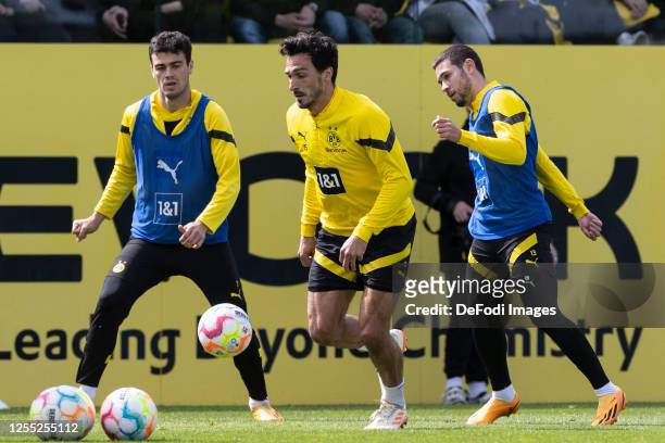 Giovanni Reyna of Borussia Dortmund, Mats Hummels of Borussia Dortmund and Raphael Guerreiro of Borussia Dortmund battle for the ball during the...
