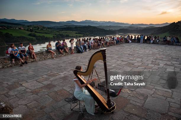 street artist playing music with harp strings. - harpa imagens e fotografias de stock