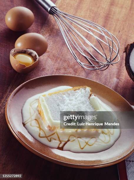 kokospudding mit eiweißcreme - vanillesoße stock-fotos und bilder