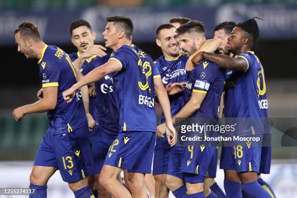 Hellas Verona's Portuguese midfielder Miguel Veloso celebrates with team mates after scoring to level the game at 2-2 during the Serie A match...