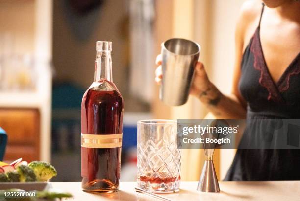 bartending tools und alkohol für die herstellung von whiskey cocktail drinks zu hause in florida usa - bartender mixing drinks stock-fotos und bilder