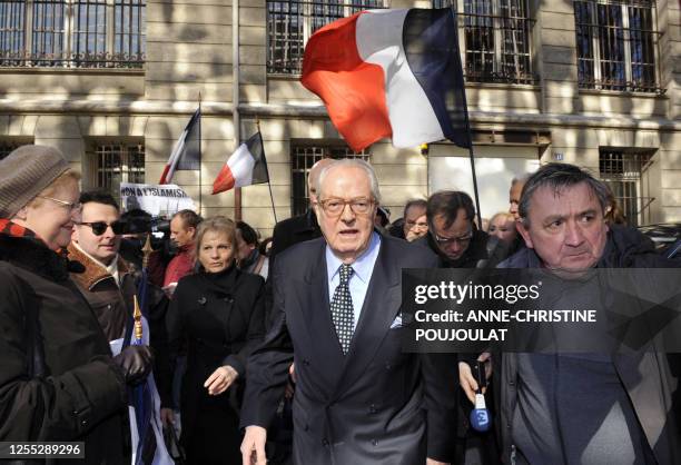 Le président du Front national Jean-Marie Le Pen arrive au tribunal de grande instance de Marseille devant lequel il doit comparaître, le 05 mars...