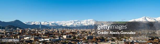santiago de chile med snöiga anderna som bakgrund - chile bildbanksfoton och bilder