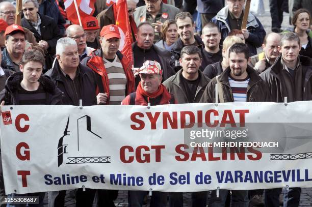 Des personnes manifestent à l'appel d'une intersyndicale de mineurs , le 17 mars 2010 à Paris, pour défendre le régime spécial des mineurs,...