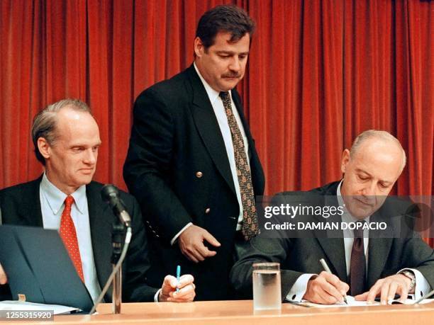 Argentine Economic Minister Roberto Lavagna and World Bank vice president for Latin America David De Ferranti sign a loan agreement, 29 January in...