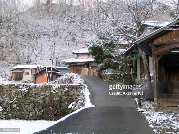 snow covered houses in hillside, fukuoka, japan - prefectuur fukuoka stockfoto's en -beelden