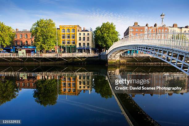 rreflections of bridge and buildings - dublin ireland stock-fotos und bilder