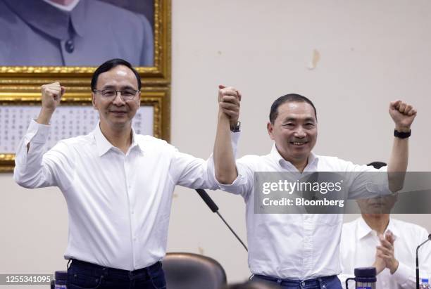 Hou Yu-ih, mayor of New Taipei City, right, with Eric Chu, chairman of the Kuomintang party, during a news conference in Taipei, Taiwan, on...