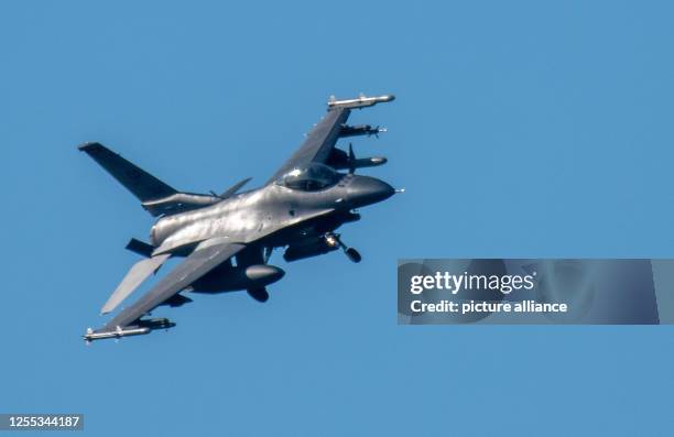 Falcon Landing Photos And Premium High Res Pictures Getty Images falcon-landing-photos-and-premium-high-res-pictures-getty-images
