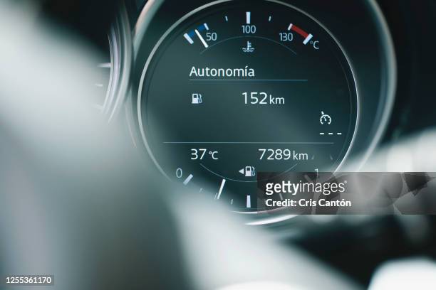 car fuel, coolant gauge and outdoors temperature panel - kilometer fotografías e imágenes de stock