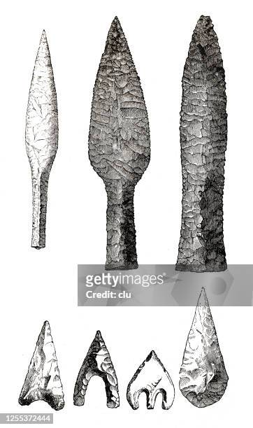 illustrazioni stock, clip art, cartoni animati e icone di tendenza di armi della preistoria: punta di lancia, pugnale, punte di freccia - neanderthals