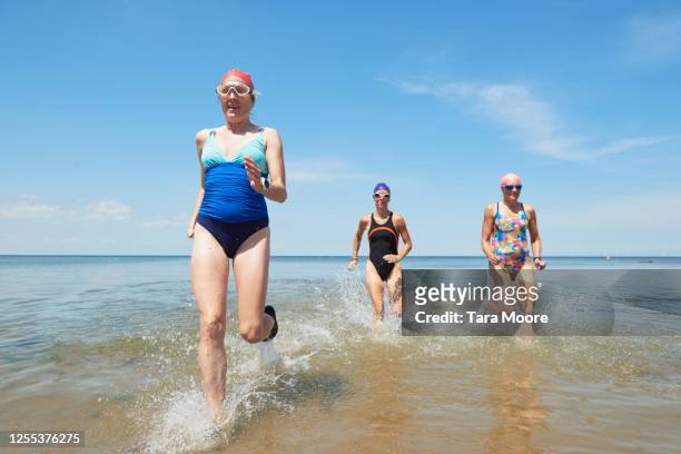 mature women running in sea - 僅成年女人 個照片及圖片檔