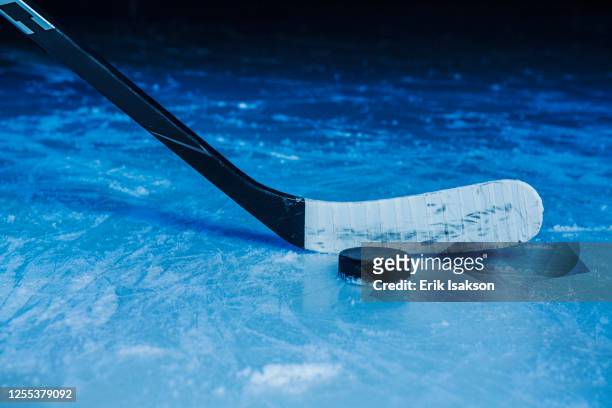 hockey stick and puck - hockey puck stock-fotos und bilder