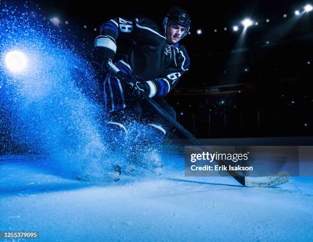 hockey player on ice - angriffsspieler stock-fotos und bilder