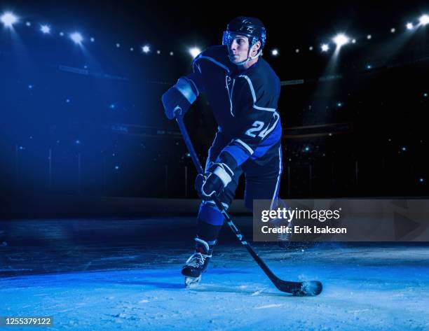 hockey player on ice - joueur de hockey photos et images de collection