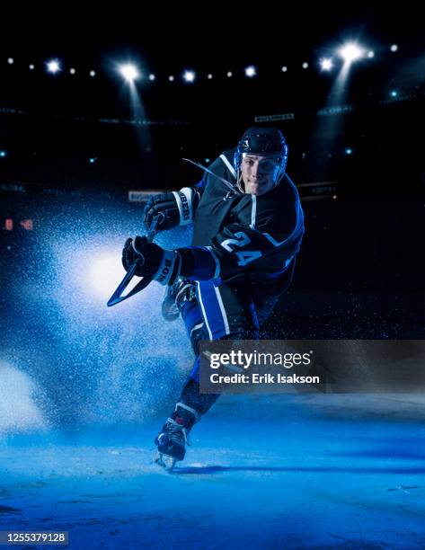 hockey player striking - joueur de hockey photos et images de collection