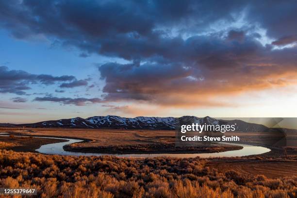 usa, idaho, picabo, sunset over plain and mountain range - oxbow bend stock-fotos und bilder